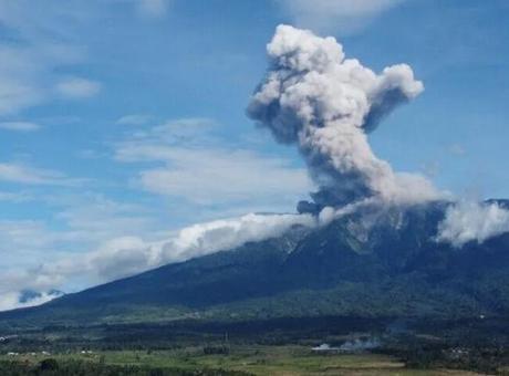 Endonezya'daki Merapi Yanardağı'nda patlama: Lavlar 2 kilometreye ulaştı