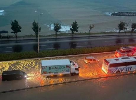 Korkutan görüntü! Karadeniz sahil yolu sular altında kaldı