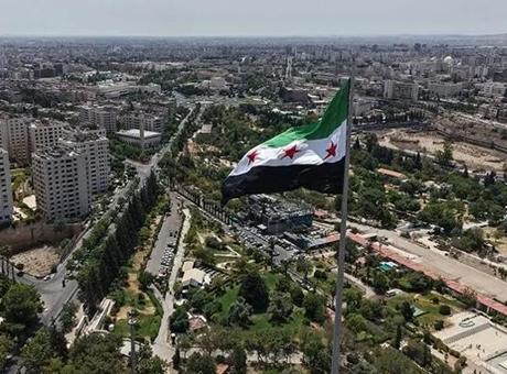 Suriye ordusu, terör örgütü YPG'nin ağır silahlarını teslim almaya başladı
