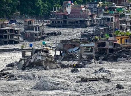 Nepal'de sel felaketinden günler sonra gelen mucize! 'Ses duyuldu'