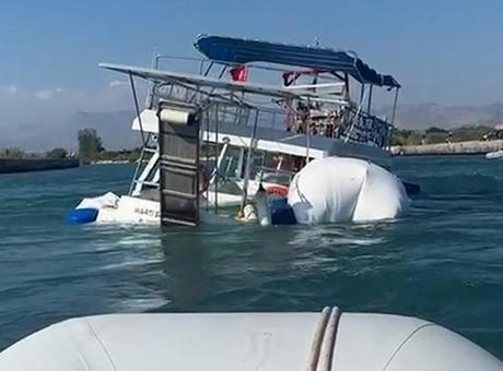 Peş peşe deniz kazalarının ardından Antalya'da korkutan olay! Batma tehlikesi geçiren tekne kıyıya çekildi
