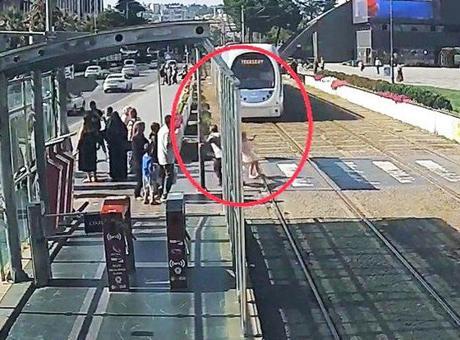 Tramvayın önüne koşan çocuğu son anda kurtardı!