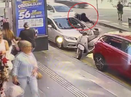 70 yaşındaki kadın ve 6 yaşındaki torununa çarptı! Kaza kamerada