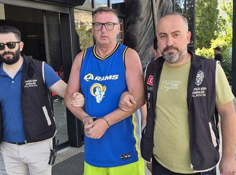 Antalya’da skandal! İngiliz turist Türk bayrağına tükürdü, tutuklandı