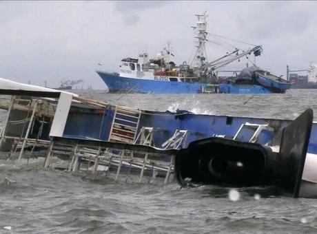 Vanuatu açıklarında feribotun batması sonucu 1 kişi hayatını kaybetti! Kayıp 30 kişi aranıyor