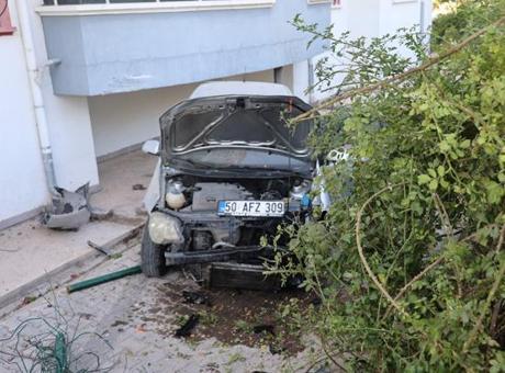 Nevşehir’de korkutan kaza! Kontrolden çıkan otomobil apartman bahçesine uçtu