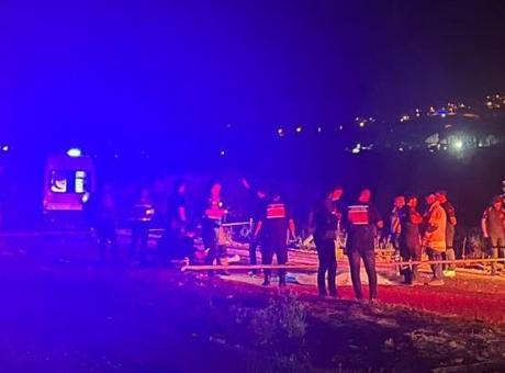 Ters şeride girdi, motosiklete çarptı: 2 ölü, 1 yaralı