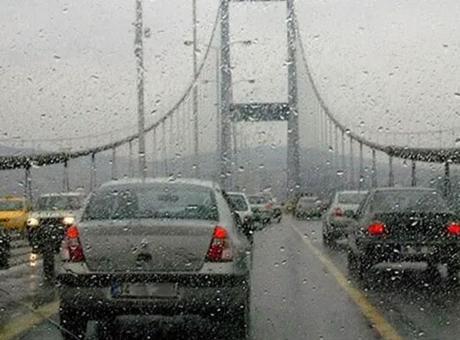 İstanbul'da yağış başladı: Trafik yoğunluğu yüzde 83'ü gördü