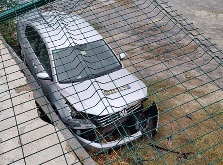 Zeytinburnu’nda şaşkına çeviren kaza! Park etmek isterken otomobiliyle 3 metre yükseklikten boş araziye düştü