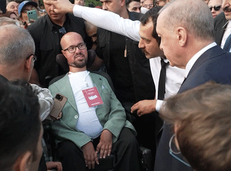 Cumhurbaşkanı Erdoğan'ın otobüsü durdurup yanına gittiği engelli genç anlattı: Benim için unutulmaz bir dakikaydı