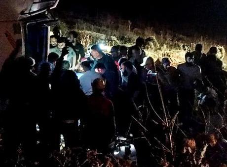 Kars'ta kaza! Saman balyası yüklü kamyonet devrildi