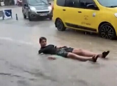Fethiye’de sağanak sonrası şaşkına çeviren görüntü! Turistler sel sularında şişme yataklarla yüzdü