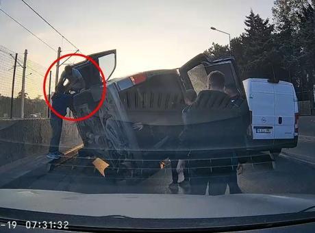 Bursa’da korkutan kaza kamerada! Kamyonet çarptı, hafif ticari araç otomobilin üzerine devrildi
