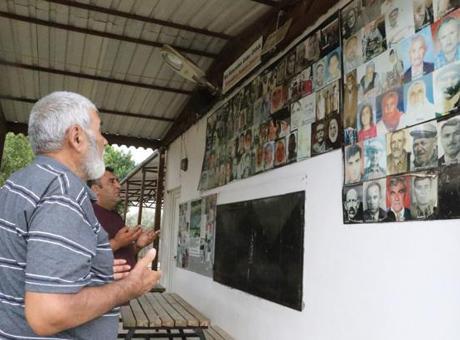 Antalya’da gören şaşırıyor! Köy meydanındaki duvara bakan 'Allah rahmet eylesin' diyor